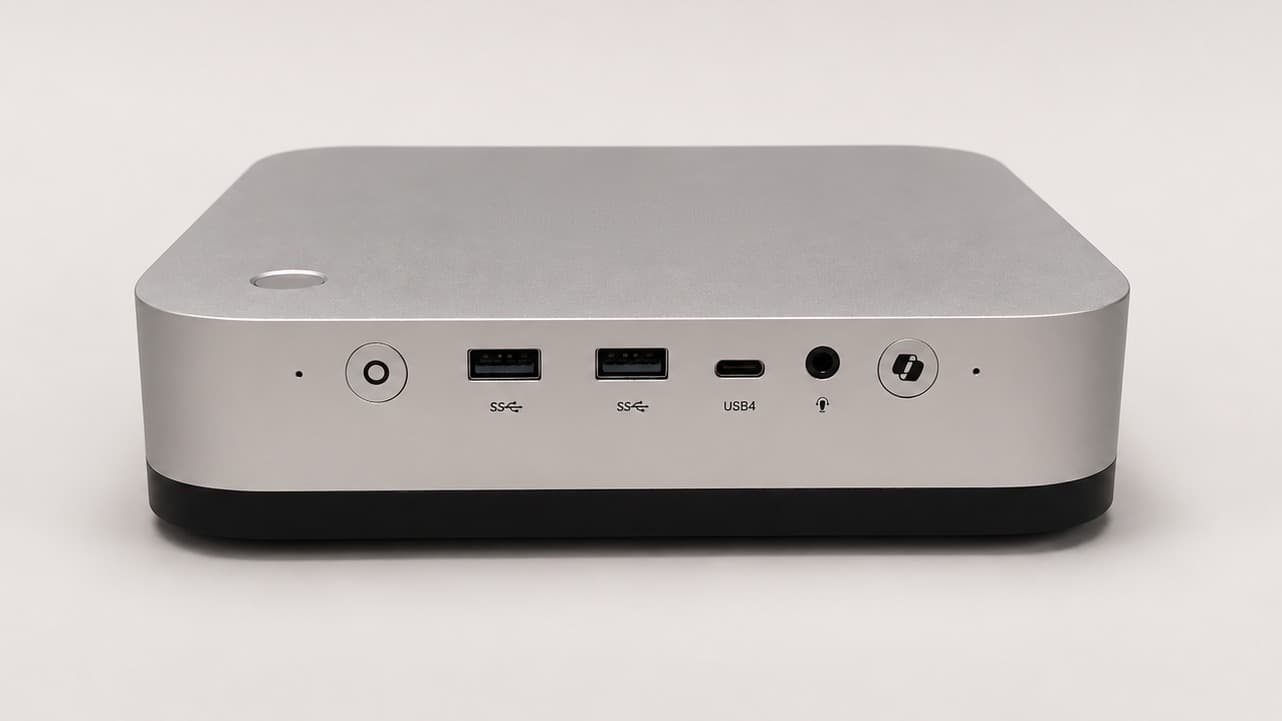 Die Vorderseite in einer Reihe: Einschaltknopf, zwei USB-A-Buchsen, eine USB-C-Buchse, ein Kopfhöreranschluss und ein rundes Feld mit Symbol.