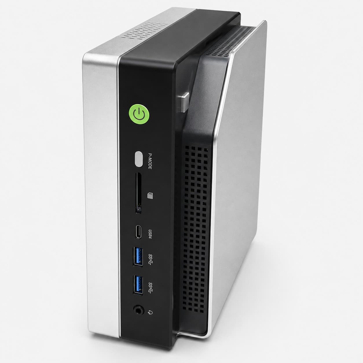 Das Gerät steht aufrecht: eine silberne Seitenplatte, davor eine schmale schwarze Front, auf der von oben nach unten ein grüner Einschaltknopf, eine Modustaste, ein Kartenschacht, eine USB-C-Buchse, zwei USB-A-Buchsen und ein Kopfhöreranschluss sitzen; rechts daneben ein feines Lüftungsgitter.